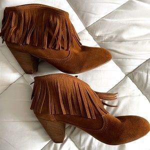 Betsy Johnson Yola Suede Fringe boots Sz 8